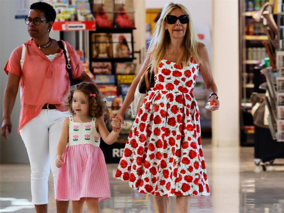 Ana Obregón y su nieta Anita en el aeropuerto antes de viajar a Mallorca