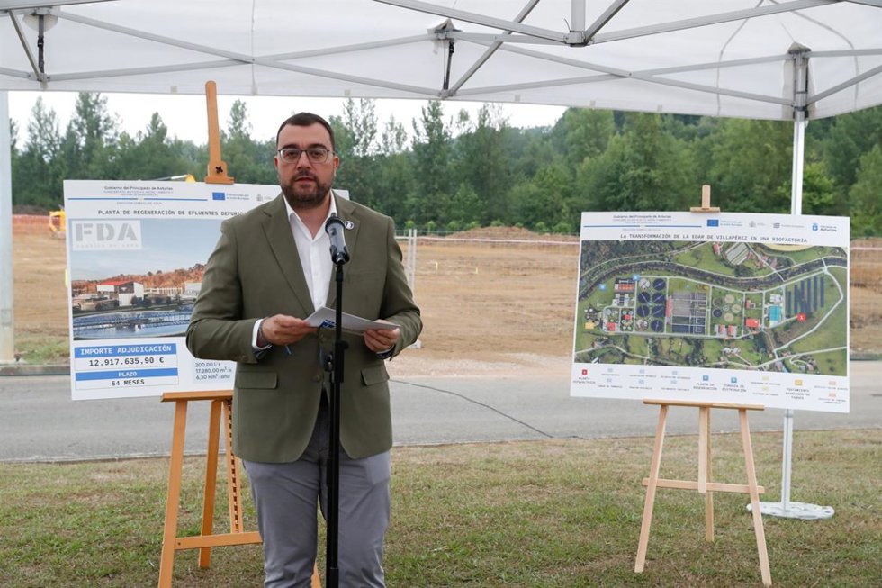 El presidente del Principado de Asturias, Adrián Barbón, interviene en la visita a las obras de la planta de regeneración de agua de Villaperi.