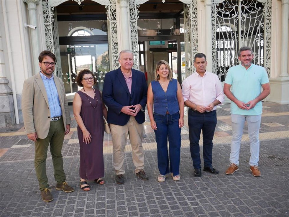 La presidenta del PP en Cartagena, Noelia Arroyo, junto a los senadores 'populares' en la estación de tren de la ciudad