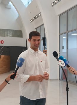 El portavoz del PNV en el Parlamento vasco, Joseba Díez Antxustegi, en declaraciones a los medios en Bilbao.