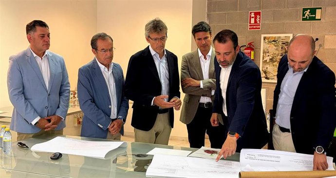 El consejero de Empresa, Empleo y Economía Social, Luis Alberto Marín, conoce algunos de los proyectos del CTNC durante su visita al centro.