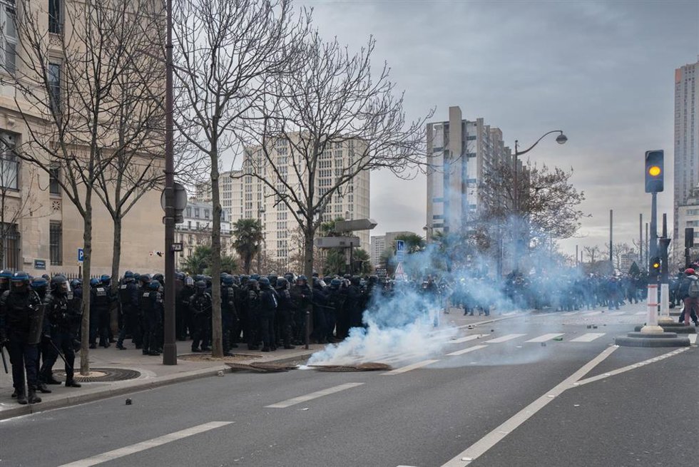 Archivo - Imagen de archivo de dispositivos de la Policía Antidisturbios en una calle de París.