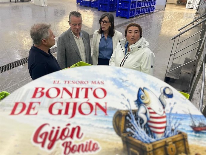El consejero de de Medio Rural y Política Agraria, Macelino Marcos, en la lonja de Gijón.