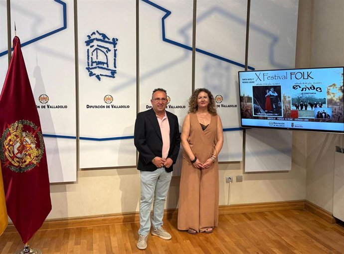 El diputado de Familia e Igualdad, Acción Social Centros Asistenciales, Alfonso Romo, junto con la Concejala de Cultura, Cristina Gil Barcenilla en la presentación del X Festival de Folk.