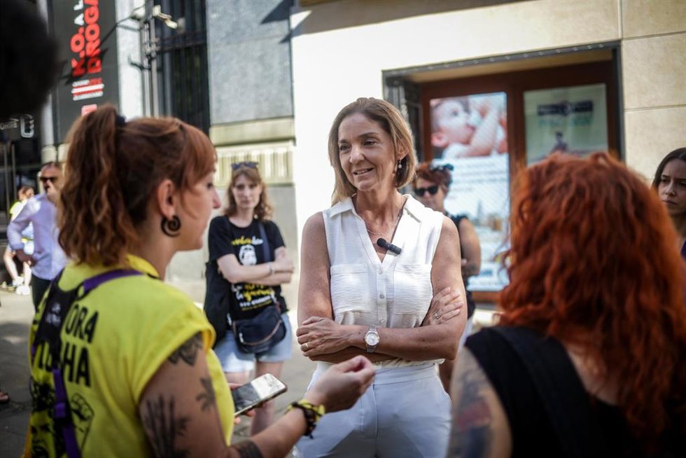 La portavoz del PSOE en el Ayuntamiento, Reyes Maroto, junto a las educadoras infantiles en huelga
