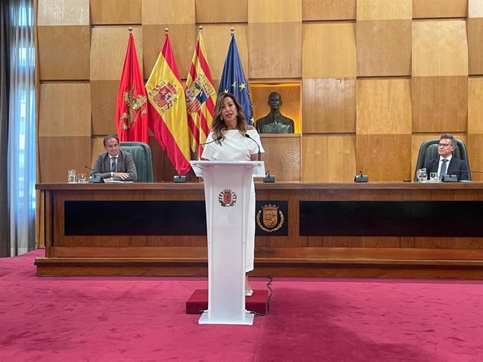 La alcaldesa de Zaragoza, Natalia Chueca, durante su intervención en el debate sobre el estado de la ciudad.