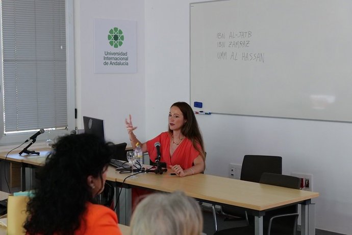 La doctora en Historia del Arte Elena Andrés Palos en su ponencia de los cursos de verano en la UNIA