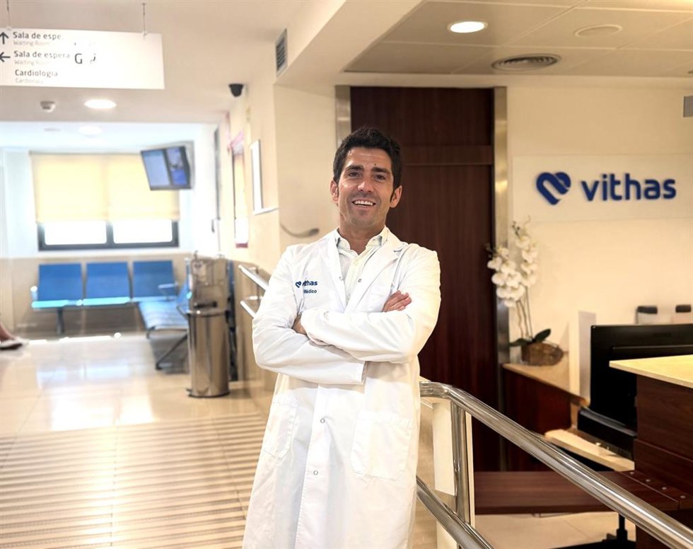 El doctor Alberto Cuevas, cirujano maxilofacial del Hospital Vithas Málaga
