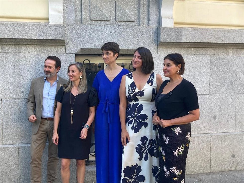El coportavoz de Verdes Equo, José Ramón Becerro, las cocoordinadoras de Movimiento Sumar, Verónica Barbero y Rosa Martínez, la coportavoz de Verdes Equo, Mar González, y la copresidenta del Partido Verde Europeo, Vula Tsetsi.