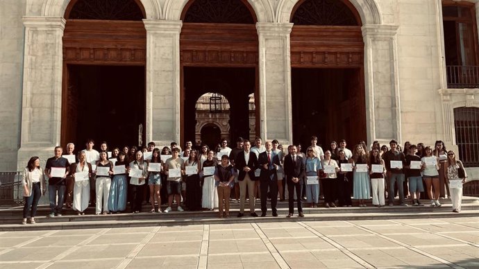 Foto de familia con los beneficiarios de las ayudas  para el programa de movilidad de la UJA