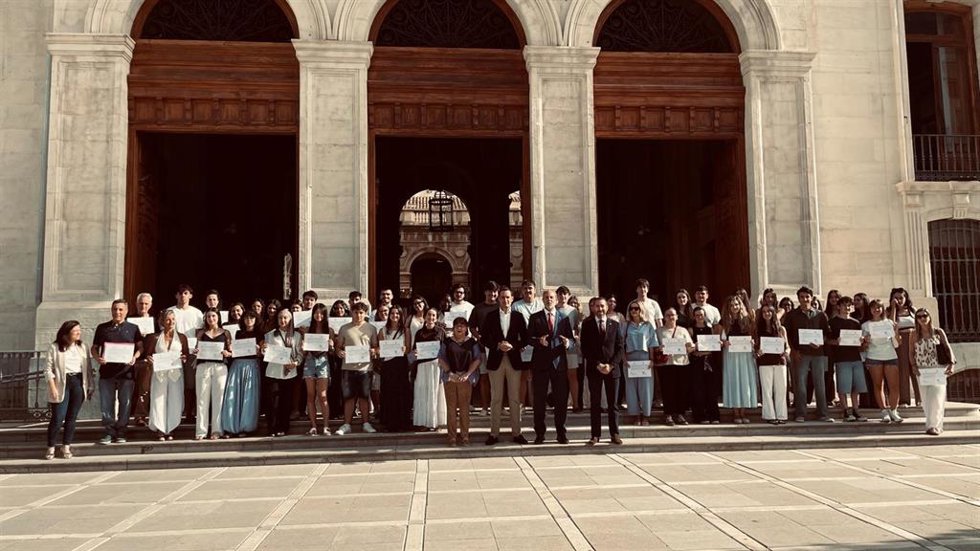 Foto de familia con los beneficiarios de las ayudas  para el programa de movilidad de la UJA