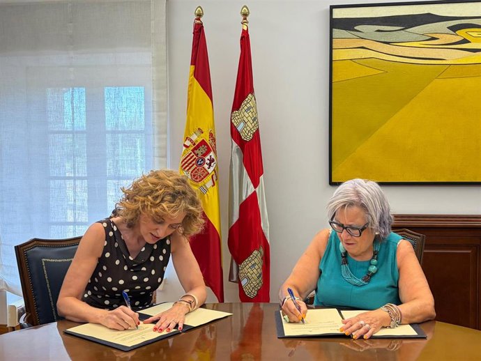 La consejera de Educación, María Pardo Álvarez, y la presidenta de la Federación de Autismo de Castilla y León, Carmen Calvo Méndez, firman el acuerdo de colaboración.
