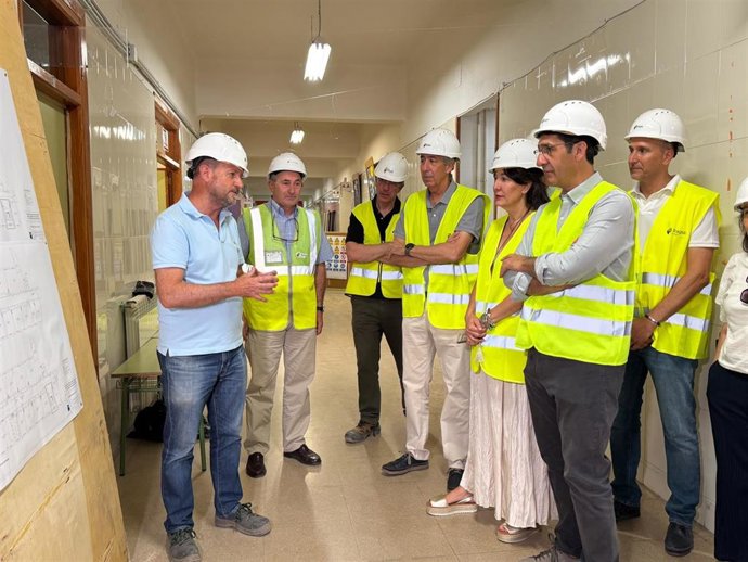 El vicepresidente segundo del Gobierno regional, José Manuel Caballero, visitando el colegio 'Santo Tomás de Villanueva' de Ciudad Real.