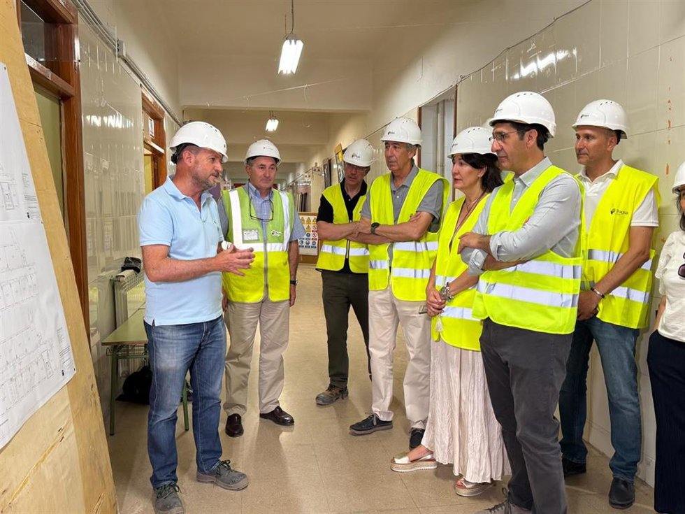 El vicepresidente segundo del Gobierno regional, José Manuel Caballero, visitando el colegio 'Santo Tomás de Villanueva' de Ciudad Real.