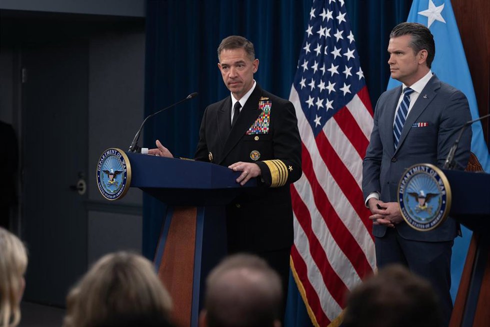 Archivo - El secretario de Defensa de EEUU, Pete Hegseth, junto al comandante del Mando Central de EEUU, el almirante de la Armada Brad Cooper.