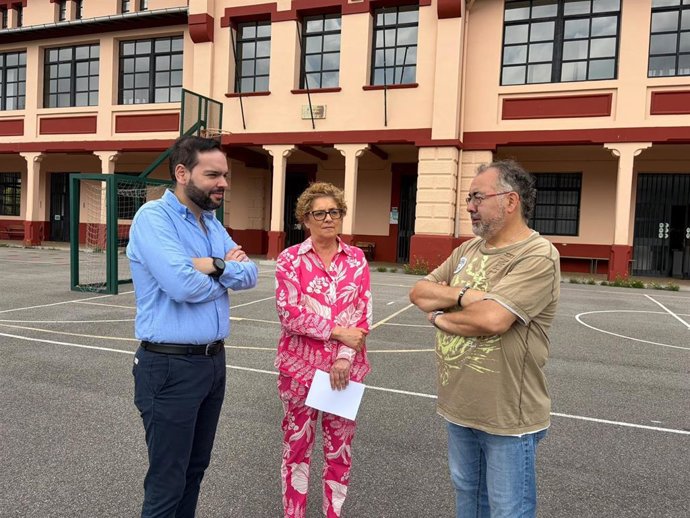 La diputada regional del PP y portavoz de Educación, Gloria García, a las puertas del Colegio Público Santa Eulalia de Ujo (Mieres) junto al concejal del PP en Mieres Víctor Ferreira y el miembro de la junta local, Cándido González.