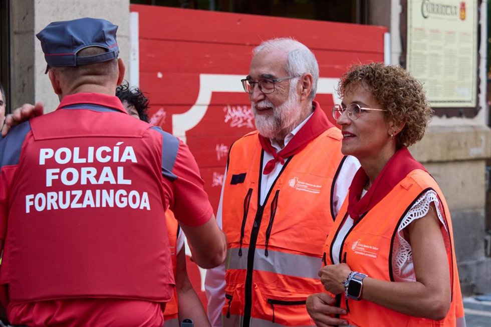 Maria Chivite , presidenta de Navarra, durante su visita al dispositivo sanitario de estos Sanfermines 2026, acompañada del consejero de Salud, Fernando Domínguez.