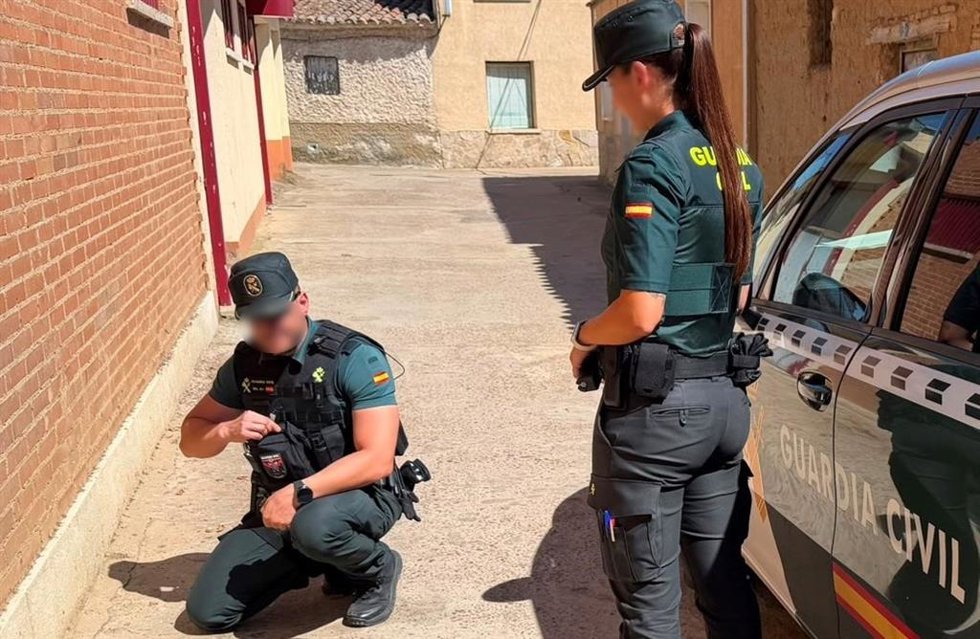 Patrulla De La Guardia Civil En El Lugar Donde Varios Menores Mataron A Un Gato En Villalpando (Zamora).