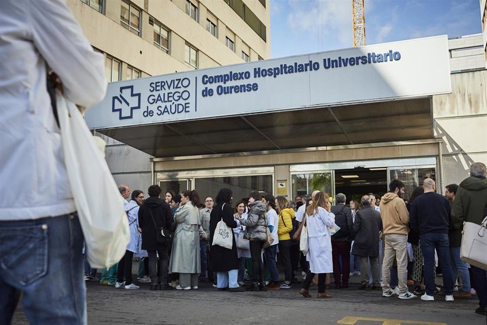 Archivo - Una señora espera en silla de ruedas en el Complexo Hospitalario Universitario durante la tercera jornada de la huelga de médicos gallegos, a 13 de abril de 2023, en Ourense, Galicia (España). 