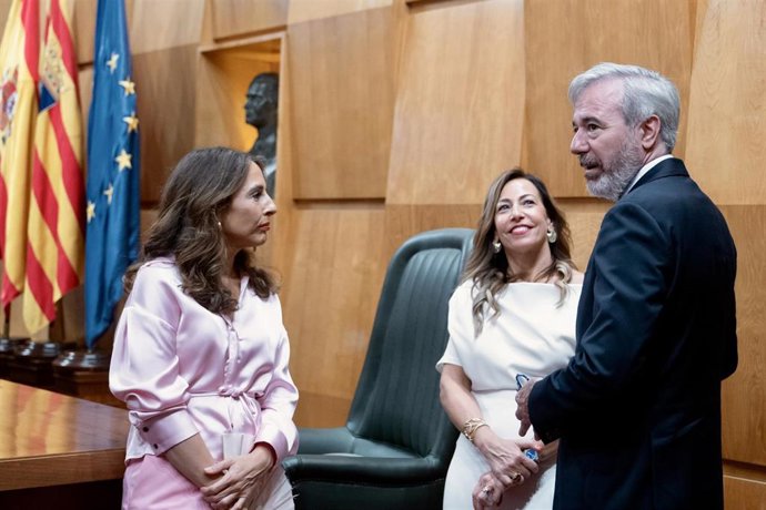 El presidente del Gobierno de Aragón, Jorge Azcón, junto a la alcaldesa de Zaragoza, Natalia Chueca, y la presidenta de las Cortes de Aragón, María Navarro, en el Consistorio municipal.
