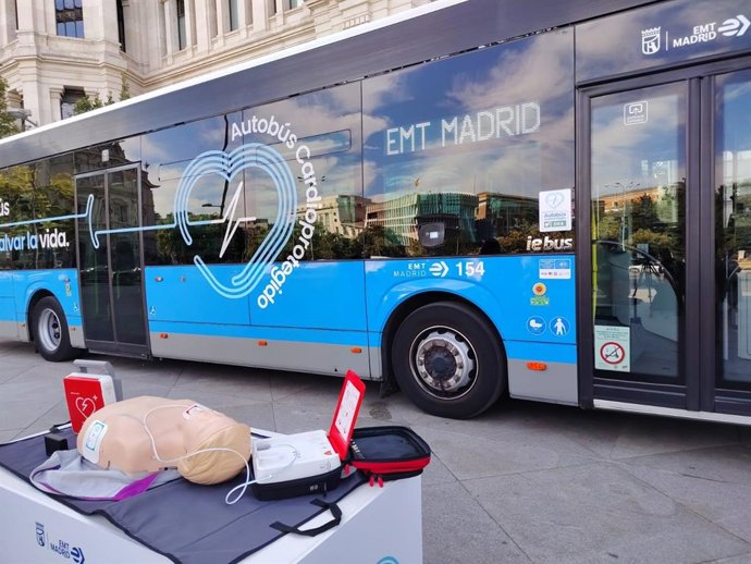 Hasta 2.150 autobuses de EMT Madrid llevarán a bordo un desfibrilador inteligente desde el próximo octubre