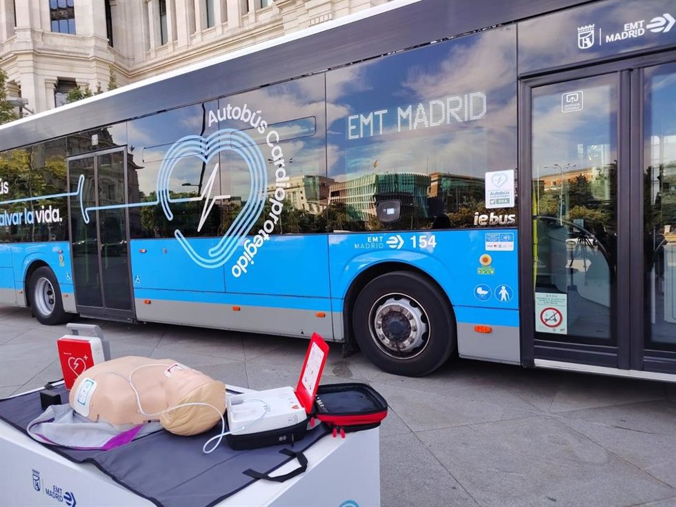 Hasta 2.150 autobuses de EMT Madrid llevarán a bordo un desfibrilador inteligente desde el próximo octubre