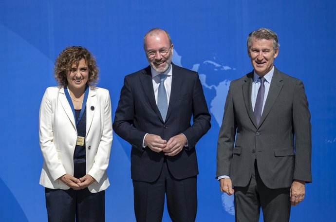 (I-D) La secretaria general del Partido Popular Europeo, Dolors Monserrat; el presidente del PPE, Manfred Weber, y el presidente del Partido Popular, Alberto Núñez Feijóo, durante la sesión de apertura del Foro internacional EPP Libertas, a 15 de julio de