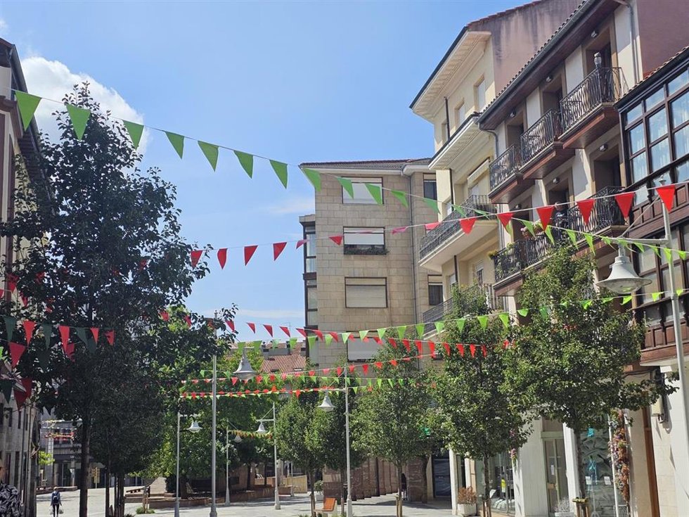 Archivo - Instalación de banderines en Torrelavega