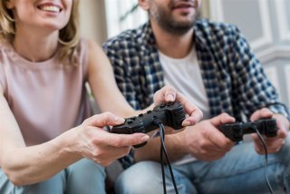 Archivo - Dos adultos jugando a videojuegos.