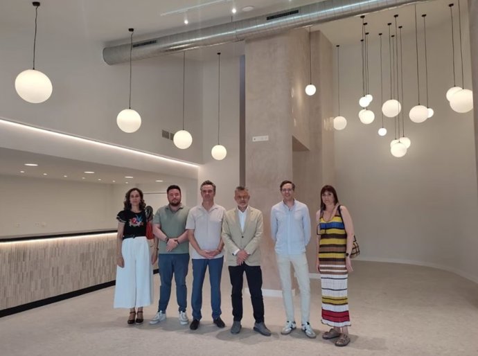 Reciente visita del alcalde a la remodelada cafetería de La Grajera