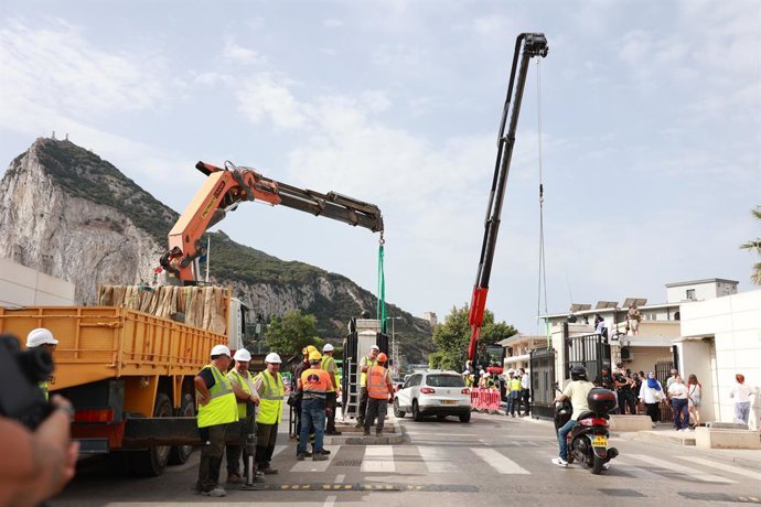 Cerimônia oficial de demolição da Cerca de Gibraltar. Em 15 de julho de 2026, em La Línea de la Concepción, Cádiz (Andaluzia, Espanha). A Cerca que separa Gibraltar da Espanha tem sido, há mais de um século, o símbolo da separação entre a colônia britânic