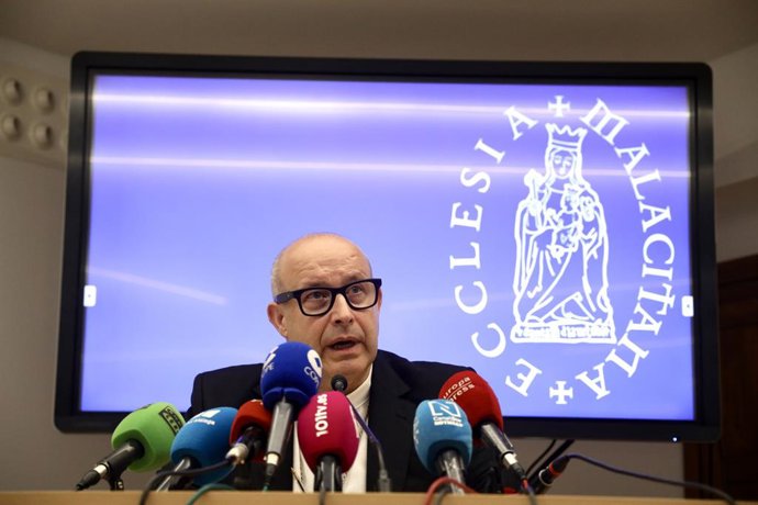 O bispo de Málaga, José Antonio Satué, durante a coletiva de imprensa para comentar a sentença condenatória proferida contra um padre diocesano por ter agredido sexualmente quatro mulheres. Em 15 de julho de 2026, em Málaga (Andaluzia, Espanha).