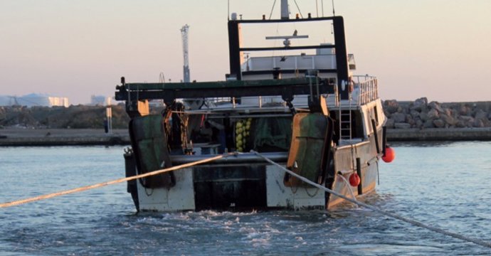 Archivo - Barco arrastrero en el Mediterráneo