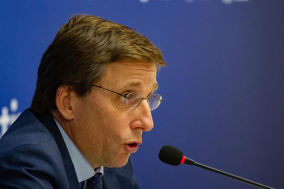 El alcalde de Madrid, José Luis Martínez-Almeida, participa en un diálogo en el curso ‘Vivienda y jóvenes: cómo la hiperregulación la volvió escasa y cara (y cómo lograr que deje de serlo)’ durante los Cursos de Verano CEU-Maria Cristina, a 8 de julio de 