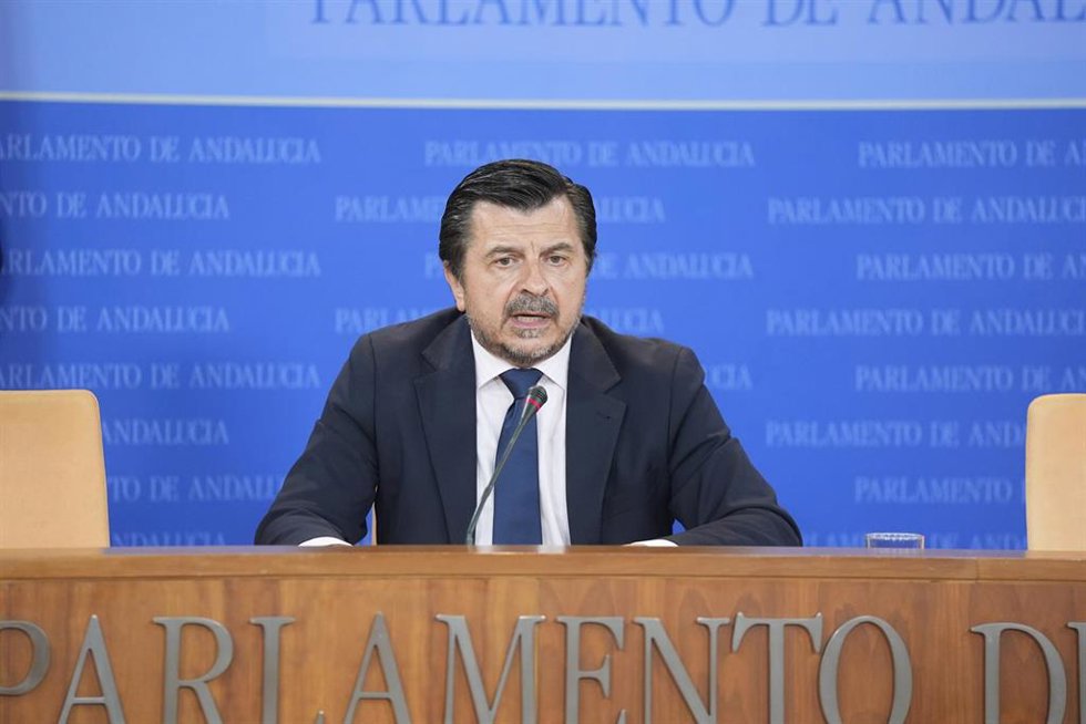 El portavor del grupo parlamentario popular, Toni Martín, durante la ronda de ruedas de prensa de portavoces de los grupos parlamentarios en el Parlamento de Andalucía. A 15 de julio de 2026 en Sevilla (Andalucía, España).