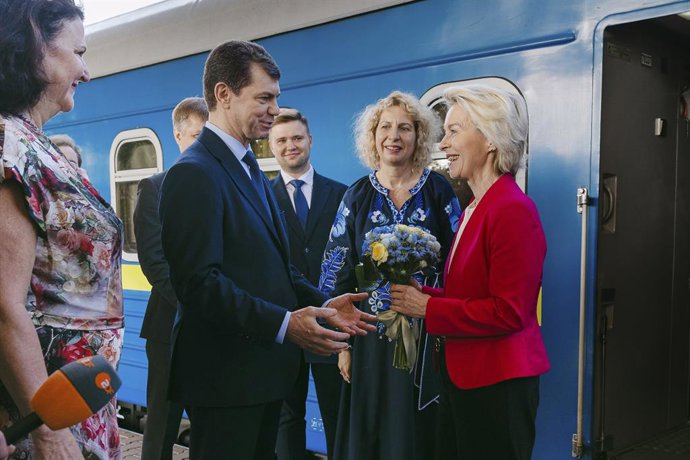 A presidente da Comissão Europeia, Ursula von der Leyen, é recebida em Kiev pelo vice-ministro das Relações Exteriores da Ucrânia, Olexandr Mischenko.