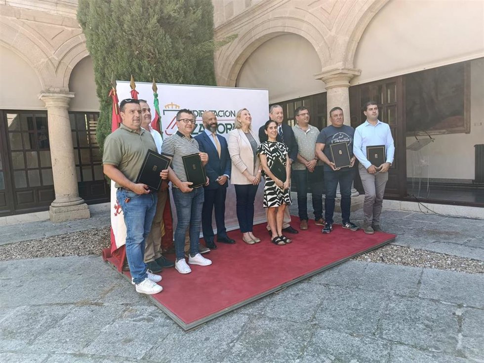 Foto de familia de los representantes institucionales tras la firma del convenio Rehabitare.