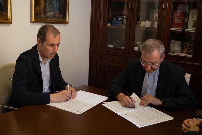 O decano presidente do Cabildo Catedral, Joaquín Alberto Nieva (à direita), e o diretor da ONCE em Málaga, Marcelo Rosado, assinam o acordo.