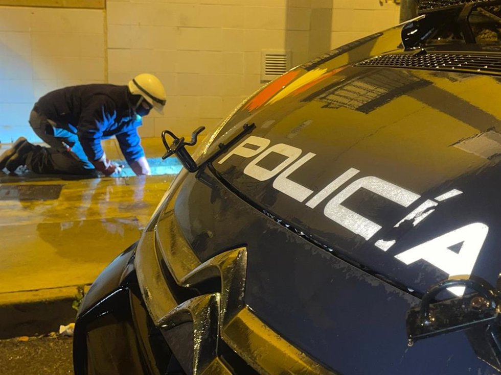 Un agente de la Policía Nacional durante el dispositivo desarrollado en el barrio de Pescadería, en Almería.