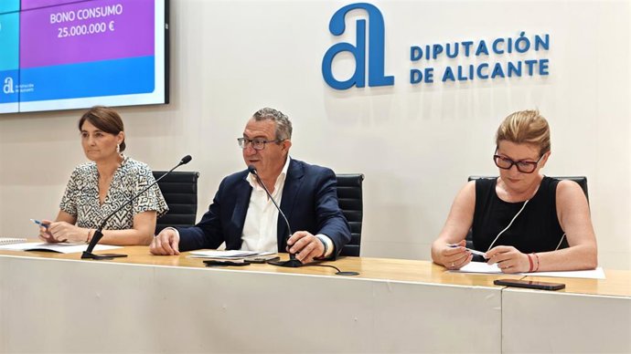El presidente de la Diputación de Alicante, Toni Pérez (c), junto a las vicepresidentas primera y segunda, Ana Serna (d) y Marina Saéz (i), respectivamente, durante la rueda de prensa en la que se han presentado estos programas