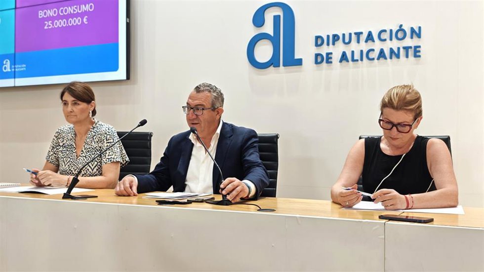 El presidente de la Diputación de Alicante, Toni Pérez (c), junto a las vicepresidentas primera y segunda, Ana Serna (d) y Marina Saéz (i), respectivamente, durante la rueda de prensa en la que se han presentado estos programas