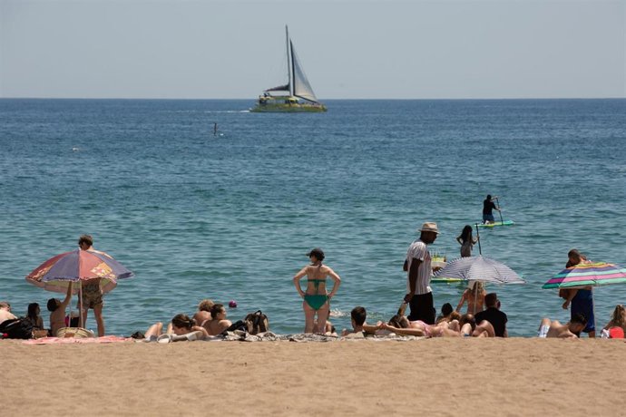 Archivo - Varias personas en la playa de la Barceloneta, a 13 de julio de 2022, en Barcelona, Catalunya (España).
