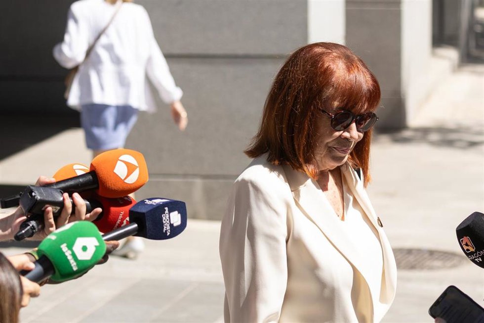La presidenta del PSOE, Cristina Narbona, a su salida de la Audiencia Nacional. 