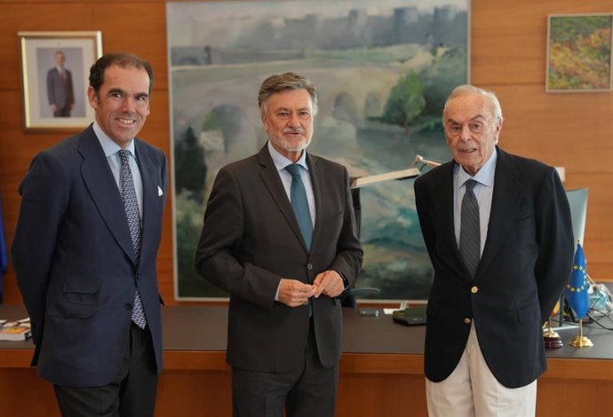 El presidente de las Cortes y de la Fundación Castilla y León, Francisco Vázquez, y el presidente de la Fundación Duques de Soria, Rafael Benjumea, han firmado este miércoles un convenio de colaboración