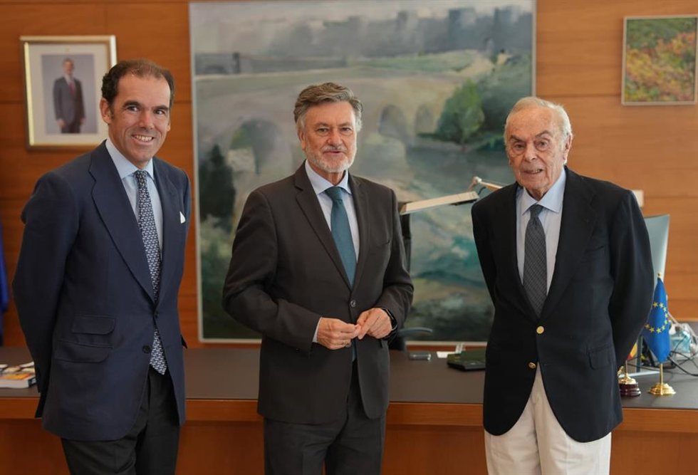 El presidente de las Cortes y de la Fundación Castilla y León, Francisco Vázquez, y el presidente de la Fundación Duques de Soria, Rafael Benjumea, han firmado este miércoles un convenio de colaboración