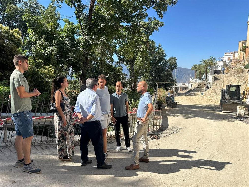 Visita de la diputada socialista en el Congreso Olvido de la Rosa y del senador Pepe Entrena a Soportújar (Granada).