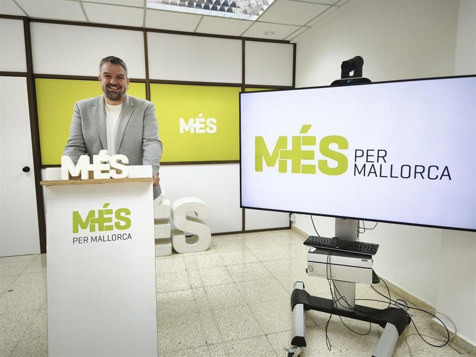 El coordinador de MÉS per Mallorca, Luis Apesteguia, en rueda de prensa.