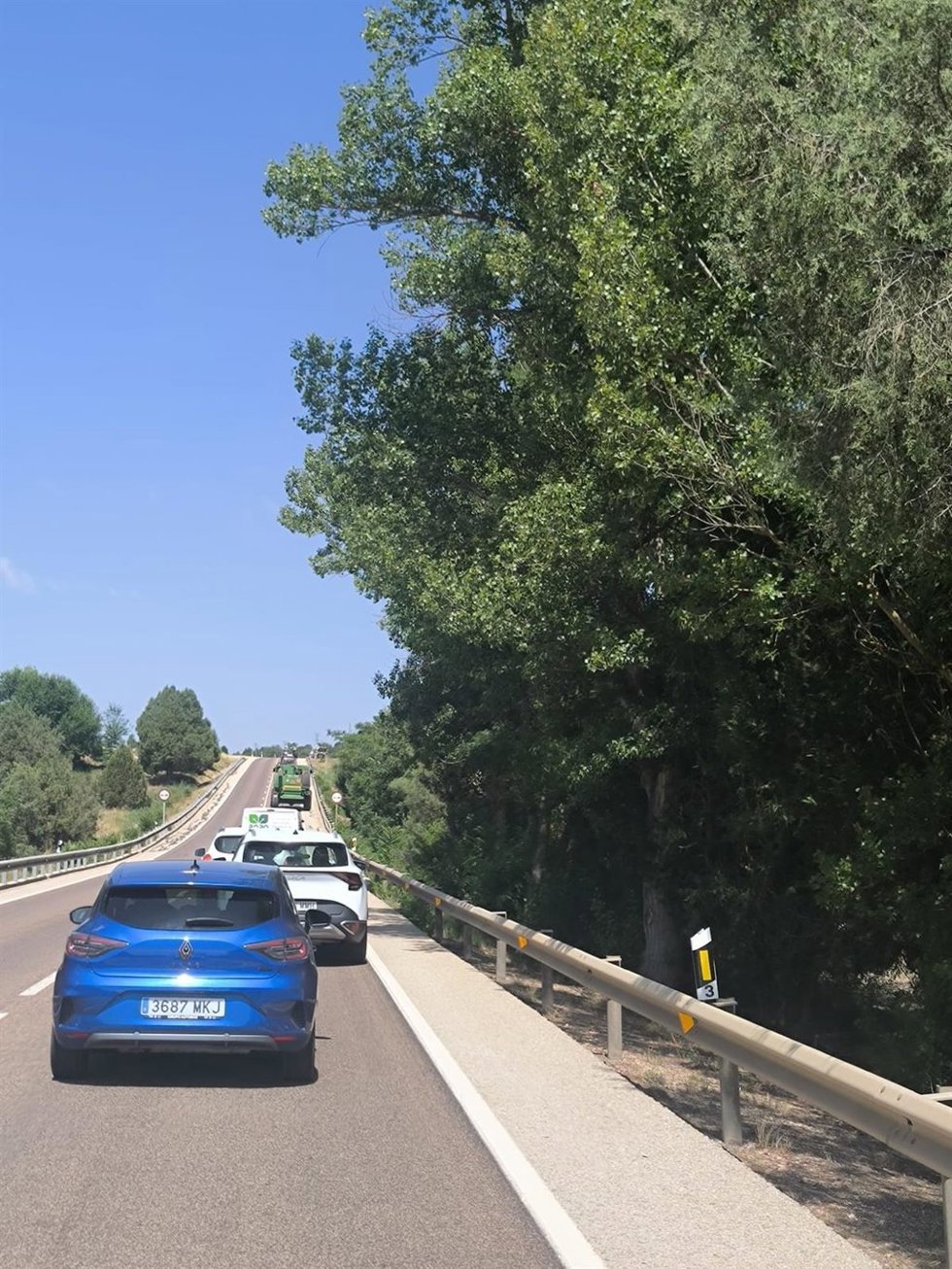 Protesta de agricultores por la carretera N-211 entre Alcolea del Pinar y Molina de Aragón.