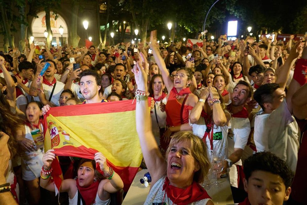 Una multitud de personas ven el partido de semifinales del Mundial entre España y Francia este 14 de julio en Pamplona, durante los Sanfermines.