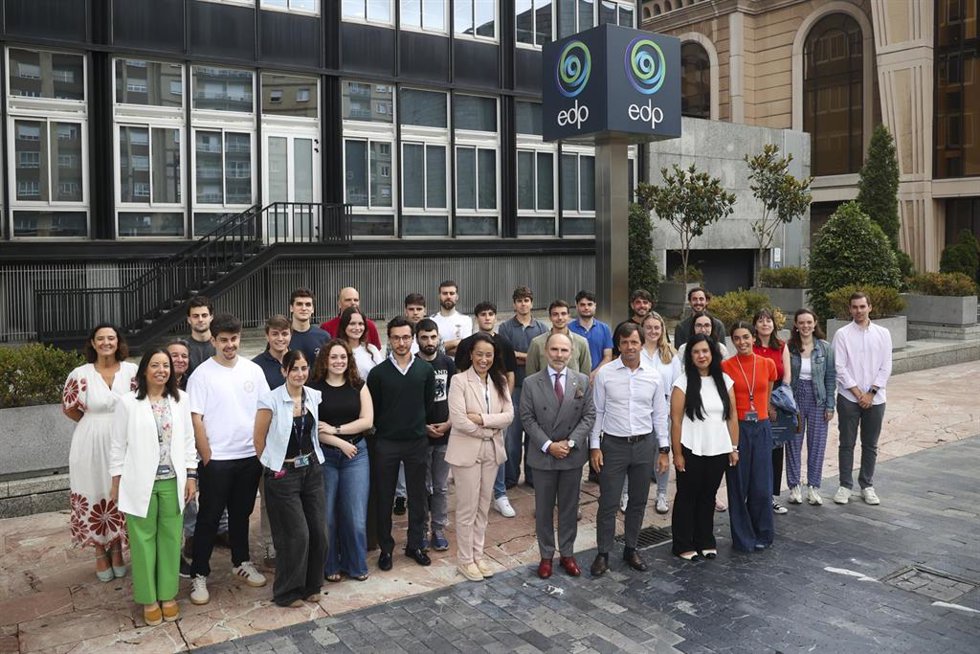 El rector de la Universidad de Oviedo, Ignacio Villaverde, y del CEO de EDP en España, Duarte Bello, junto a 30 estudiantes que han completado las prácticas en EDP a través del programa de becas Martín González del Valle.